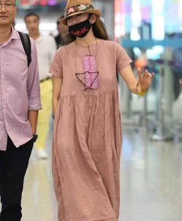 60岁杨丽萍真疯狂，穿20岁的衣服走机场，网友：口罩上的字亮了