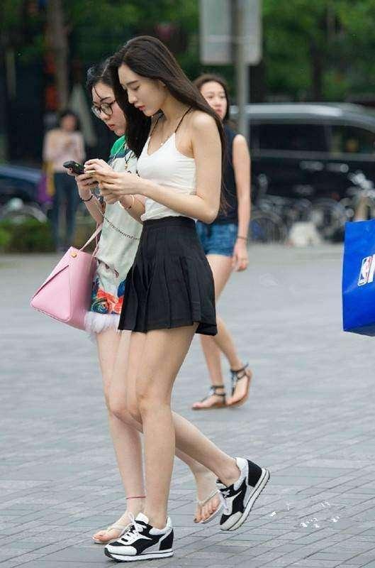 街拍: 街头美女清甜可人, 霸道气质性感撩人, 姐妹花到底该