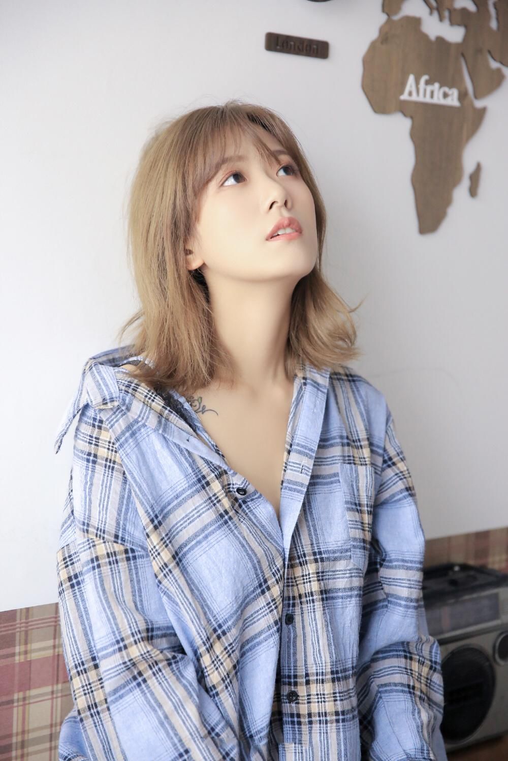 性感衬衣美女低胸大长腿极品写真