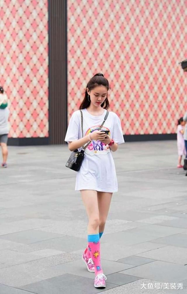 纤细有型的打底裤小姐姐勾勒出精致的腿型,尽情展现窈窕好身材!