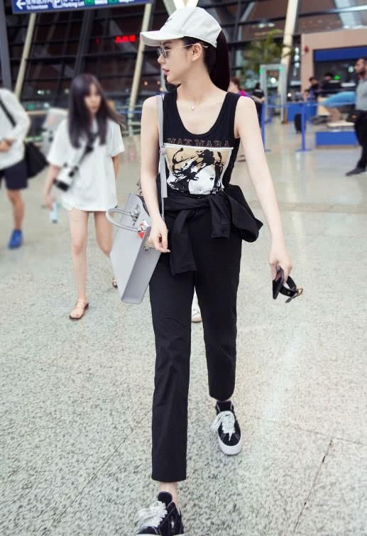 时尚辣妈戚薇穿背心亮相，身材扁平不分正反面，难怪人称七哥!