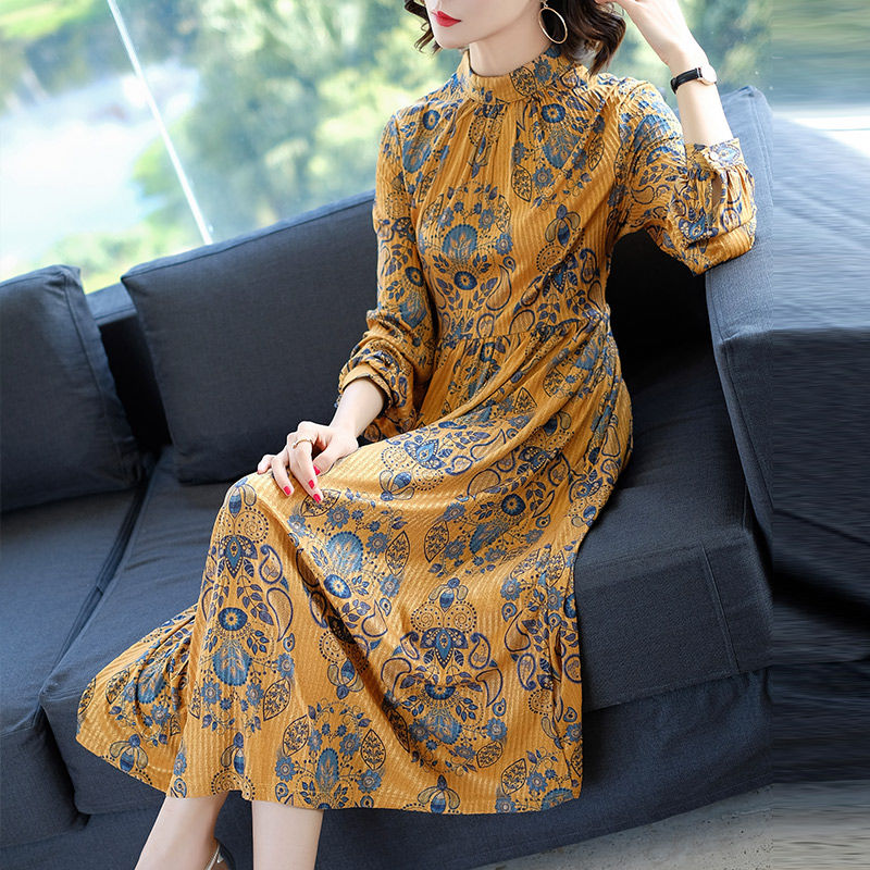 天气越来越凉，但也别着急卖羽绒服!瞧这些女人这样穿，娇美如花