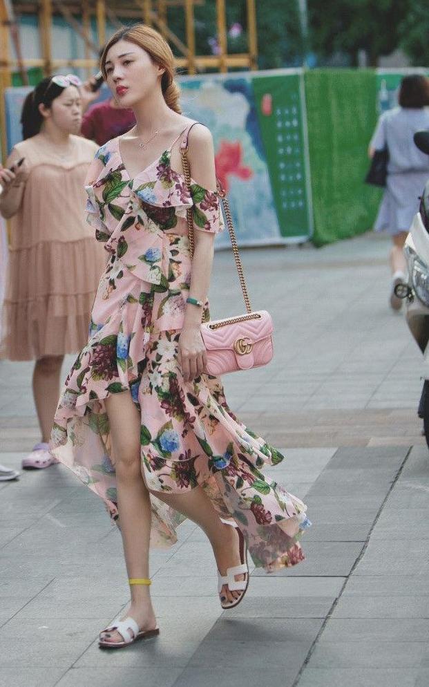 街拍: 仙气满满与冷艳大气彰显不同的魅力, “小腰精”很抢镜