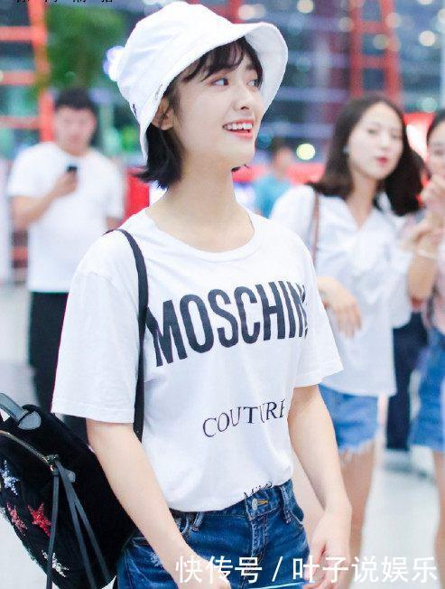 21岁沈月现身机场，清新装扮甜美可人，只因搭错裤子秒变小粗腿