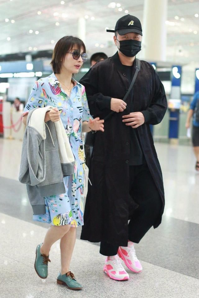 吴昕机场养生杯不离手，牛仔裤真个性，网友：35岁就老了？