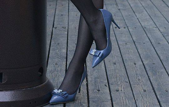 蓝色高跟鞋搭配黑丝袜，同事见了都说美！