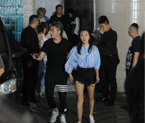 闫妮两个造型穿出18岁和50岁的即视感，网友：论化妆的重要性！