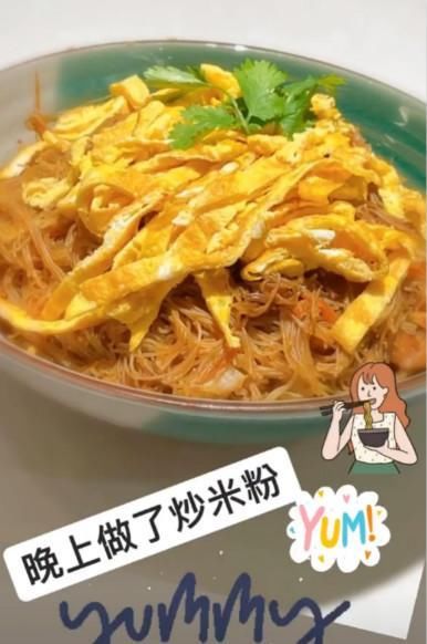  『豪宅』梁静茹在豪宅与闺蜜健身，身材强壮臂力惊人，但肚子为啥这么大？