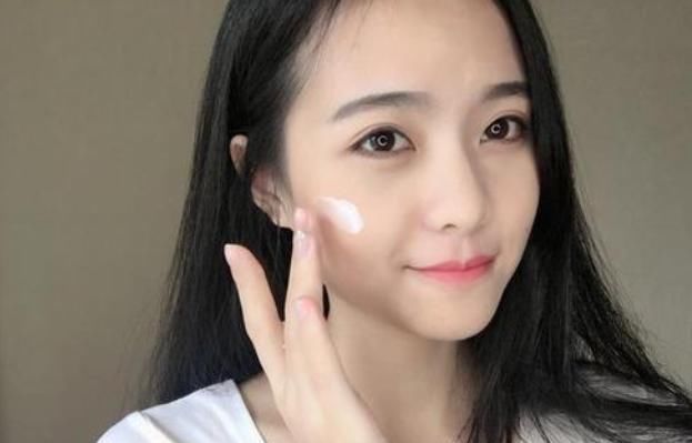  『脸上』洗完脸后用这两样东西擦脸,对美白淡斑有效果 网友:别不信!