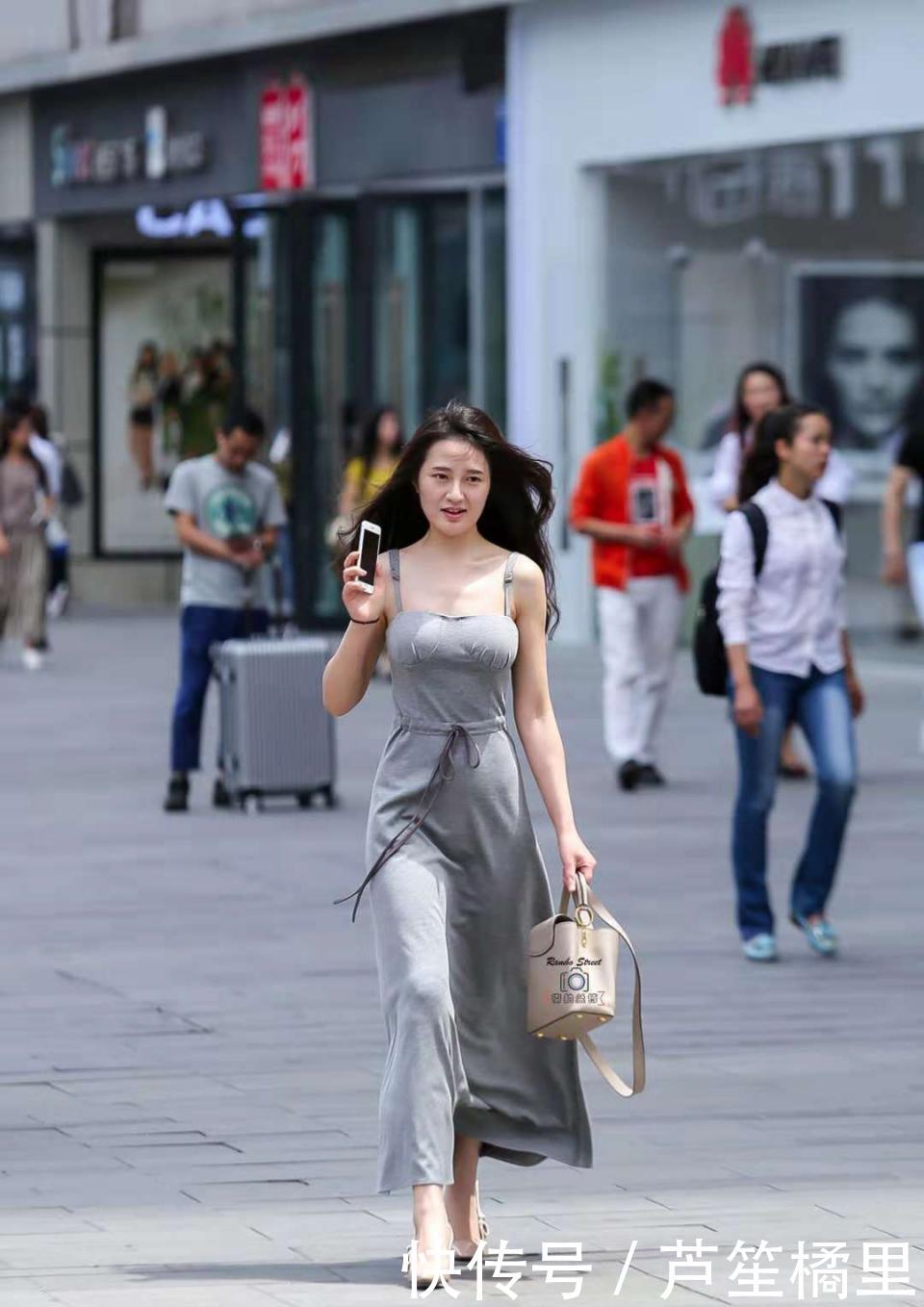 [ 瞬间]清新脱俗瞬间变得不一样！，街拍：小姐姐穿连衣裙出街