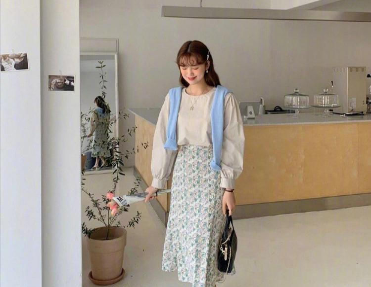  『很火』今春很火的一种穿法叫“风衣+仙女裙”,减龄好看,明星都穿上瘾...