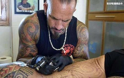 59岁大叔疯狂纹身, 耗时200个小时, 将全身纹了一个遍!