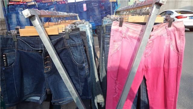 为什么说千万不要购买夜市地摊上那些廉价的牛仔裤?
