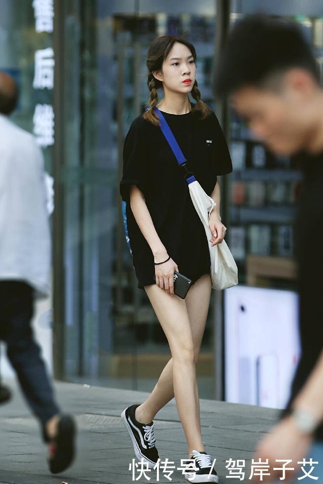 『肤白』街拍:甜美可爱的小姐姐穿连衣裙,貌美肤白的大长腿美到不能呼吸