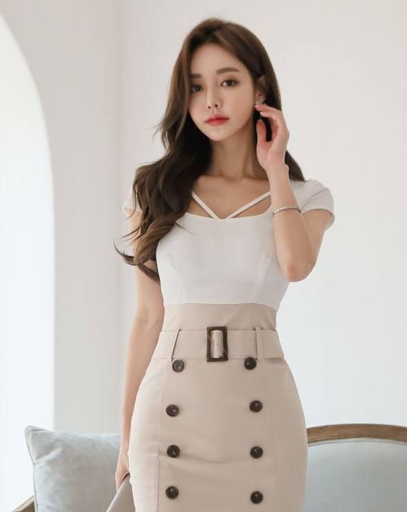 颜值很高的紧身裙女神,摇曳的身姿吸引太多人的目光!