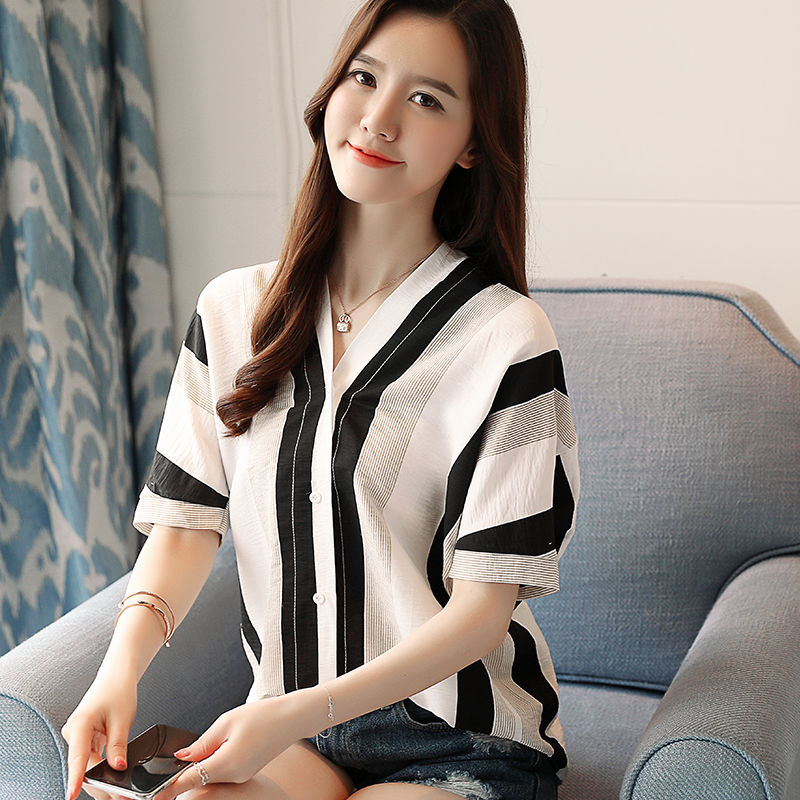 身材丰腴的女人更要穿紧身上衣，展现火辣身材，贼迷人