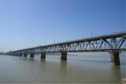  唯一@中国唯一自带炸药的桥梁，70年过去了，仍旧可以重用