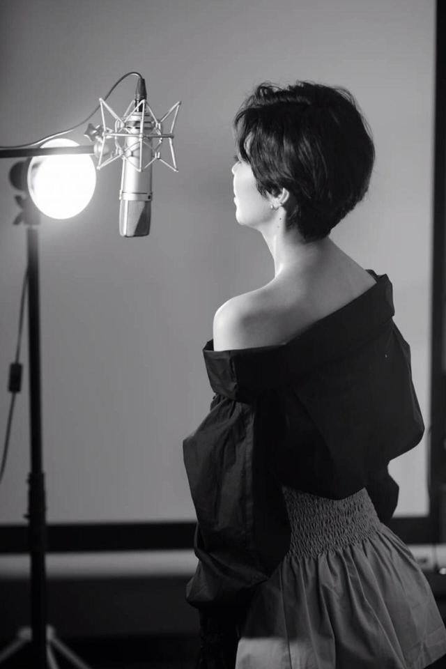 郁可唯花絮来袭，一字肩真好看，我也要来一身