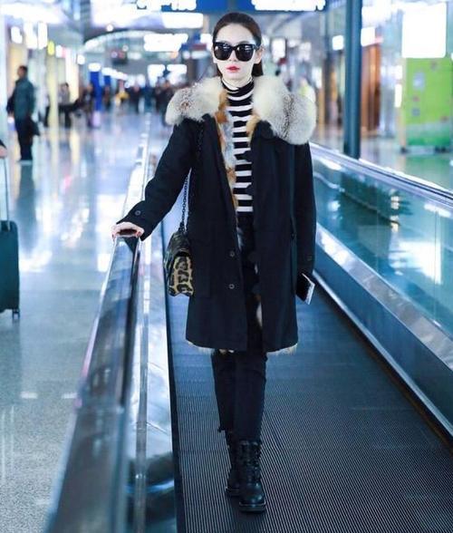 戚薇真会穿，这么紧的裤子硬是穿了进去，网友：委屈你这腿了