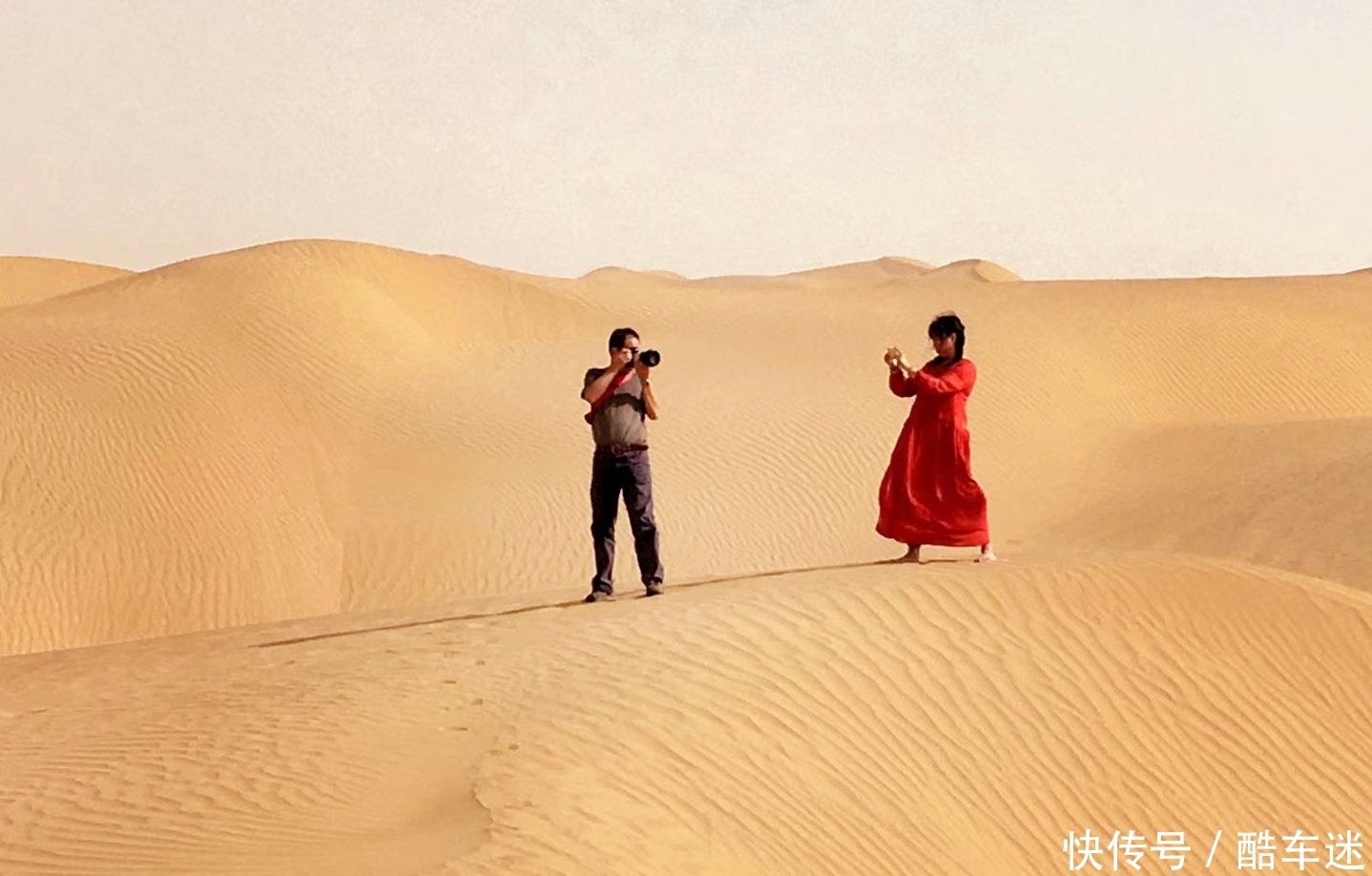在330000平方公里的塔克拉玛干沙漠中,任裙飘扬,随风起舞