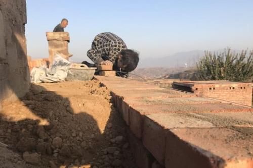  [漂亮]农村房子越盖越漂亮，建房地基总要比别家高，这是为啥？