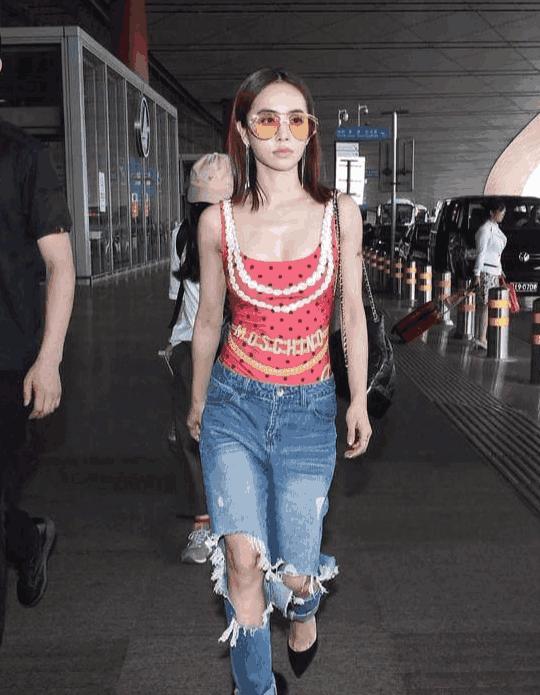 蔡依林从意大利回国, 穿着打扮新奇, 从头红到脚, 一双脏鞋亮眼