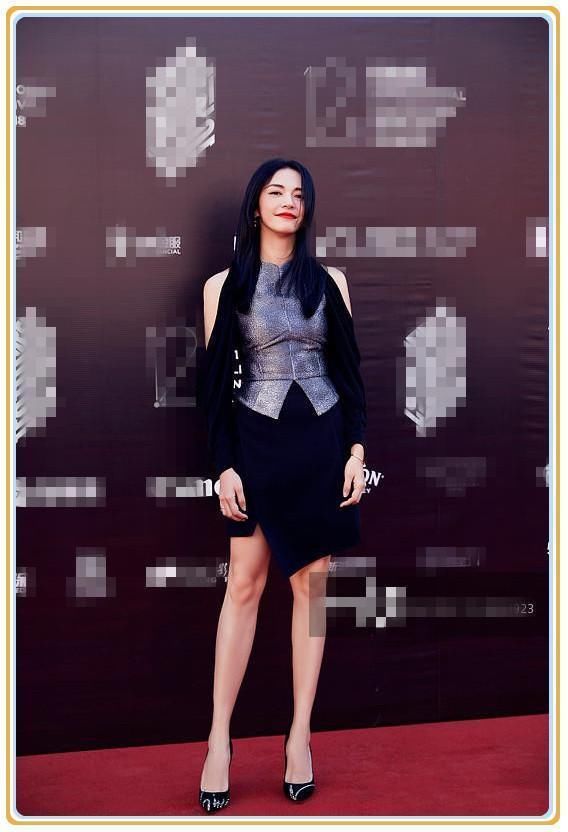 当赵薇和姚晨同穿短裙秀美腿，网友：这差距原谅我不厚道的笑了！