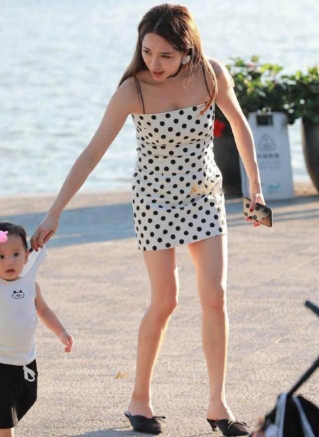 小姐姐这件别致的牛仔裤，设计的线条粗犷优雅，穿出了时尚靓丽