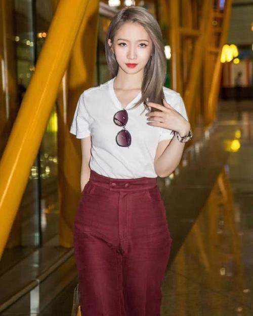 超佩服孟美岐!竟同时拎两个包包出街,手难道不酸吗?