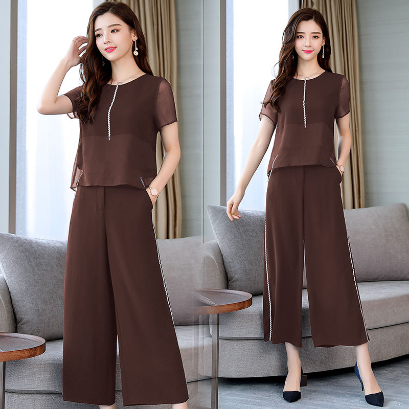 带娃出门千万别穿连衣裙,穿洋气阔腿裤套装,下一个辣妈就是你