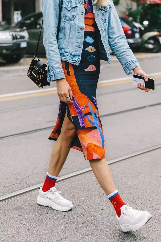 穿着相同鞋子 只有袜子能代表你的个性了