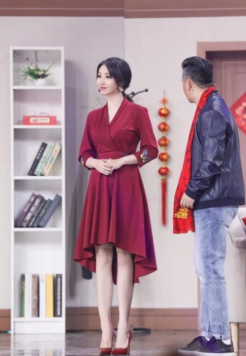  『意外』柳岩胆真大，cos王祖贤饰演的白蛇，手持花朵团扇意外的仙气