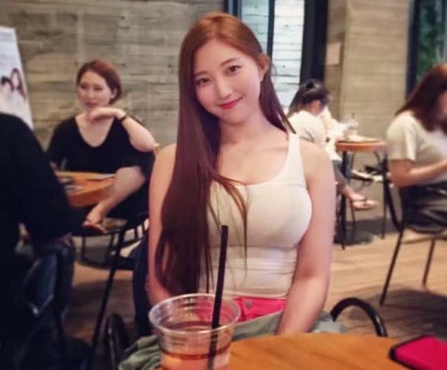 女人不是瘦才美, 就算微胖有曲线也能婀娜多姿, 网友: 有肉真好!