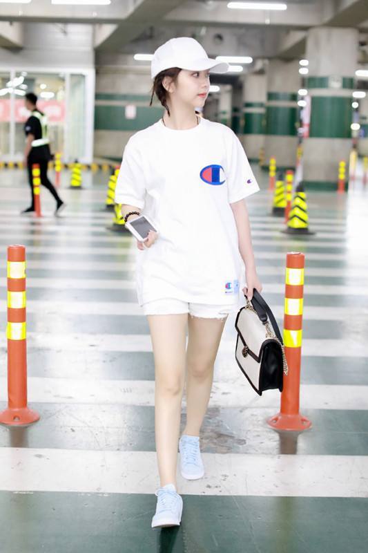 看了31岁江疏影穿短裤，再看看28岁谭松韵，网友：一个比一个嫩