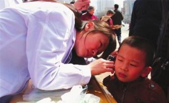 送医:5岁儿子耳朵疼,送医后医生怒斥宝妈无知:这3种东西别放孩子床头