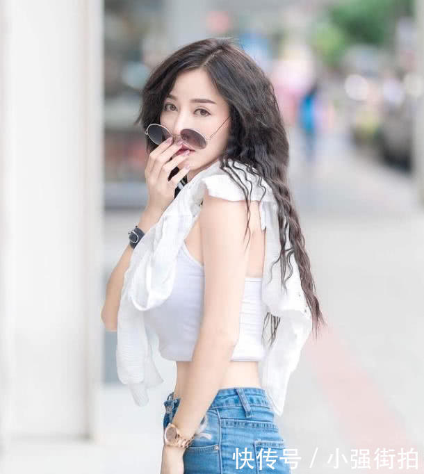 知性小姐姐紧身背心勾勒曼妙身姿，饱满丰腴臀线很有成熟韵味