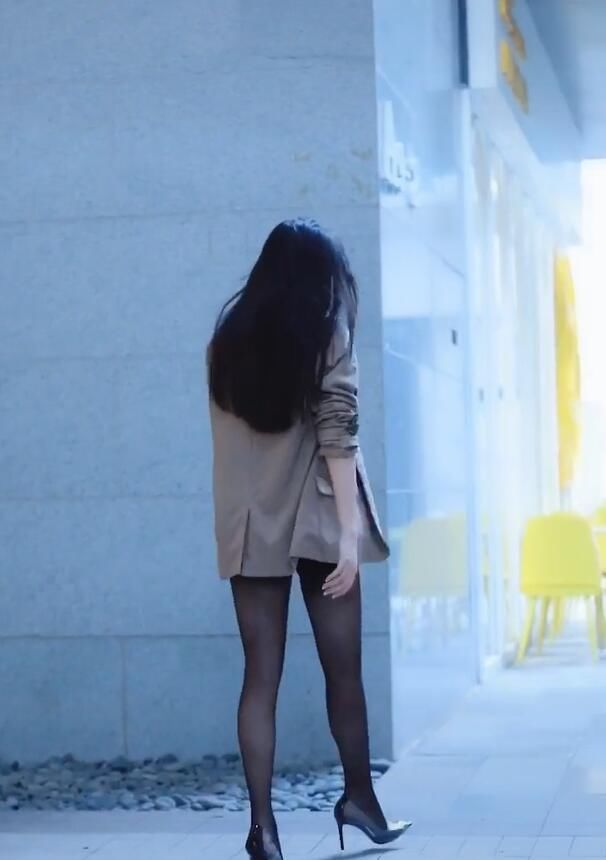  『穿搭』西服也要搭配丝袜，时尚美女按捺不住展示美的心情