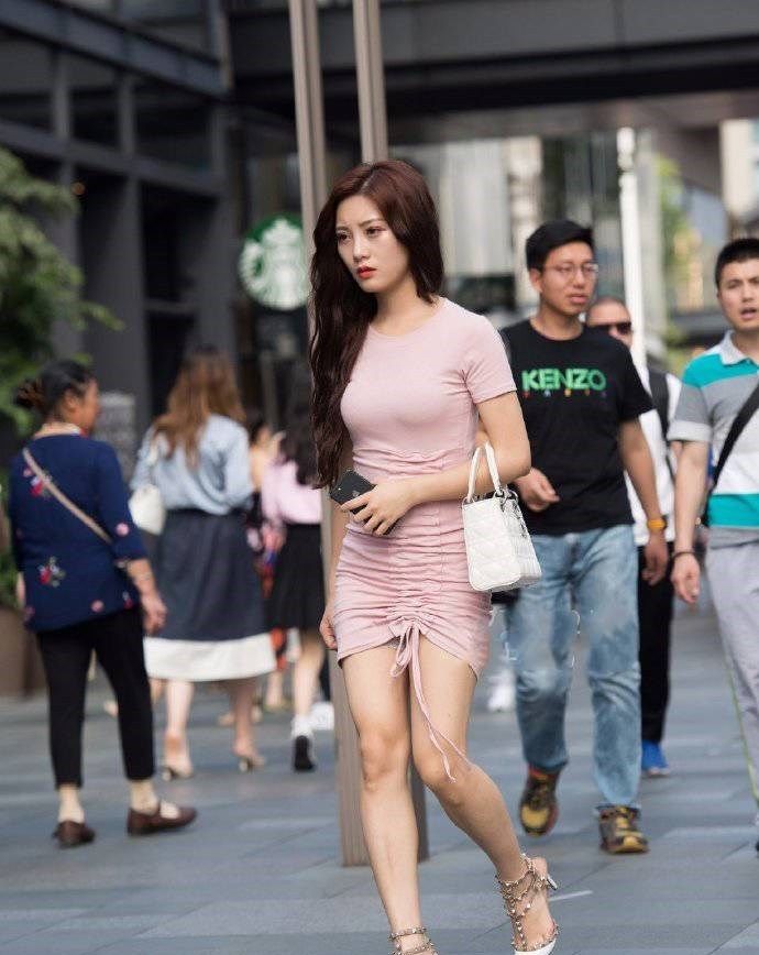  「粉色」时尚潮流穿搭,韩版修身显瘦连衣裙,可爱又减龄