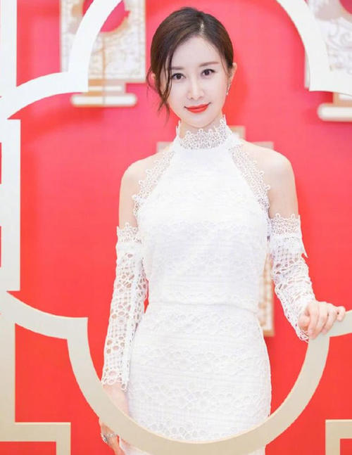 舒畅真会穿,一条蕾丝裤竟穿出了两米的气场,网友:小个子的逆袭