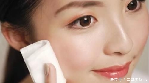  「轻松」鼻子黑头多别再用手挤，教你3招，黑头轻松除，拯救“草莓鼻”！