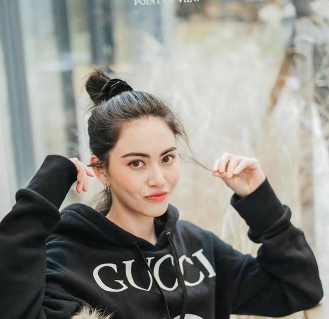  【功不可没】泰国影后Mai太会穿了，穿老气皮毛外套竟像少女，匡威鞋功不可没