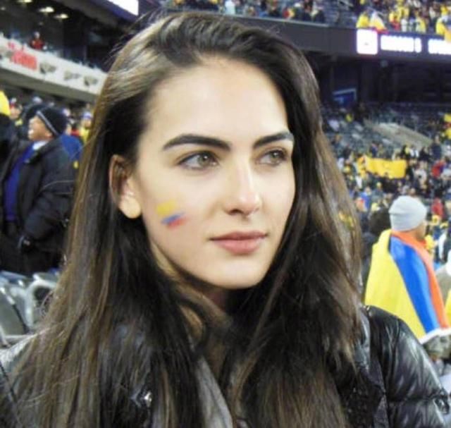 哥伦比亚超模世界杯赛场上的惊鸿一瞥 成最美女球迷