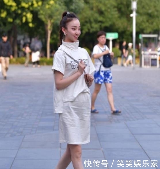 粉色:街拍:名嫒美姝的小姐姐,一条粉色的吊带连衣裙,时尚女人味十足