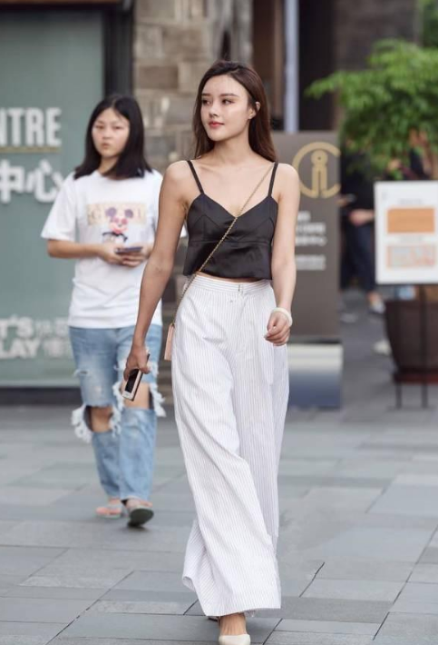 天生丽质的美女拥有凹凸有致的身材，在裸色薄纱的衬托下若隐若现