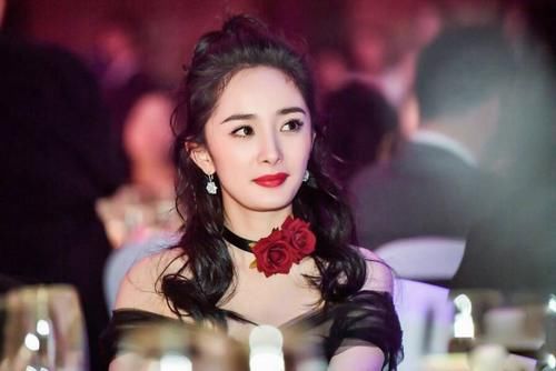  『选手』四个练习生只捧一个？嘉行骚操作惹恼幂粉，真不顾杨幂了？