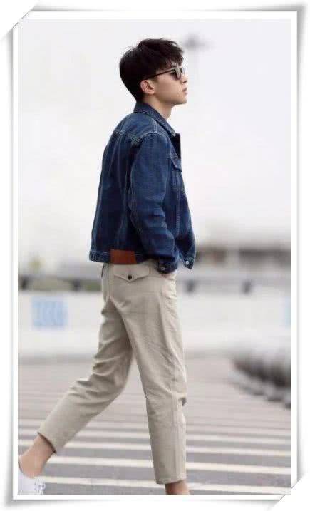 邓伦的私家服真的很“普通”，这裤子也太紧了吧，网友：看着好娘