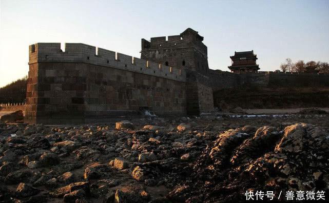 为什么万里长城从这里断开了？老外看完直呼：中国古人太聪明了！