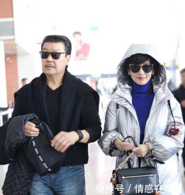 64岁赵雅芝真敢穿，黑丝袜配过膝长靴，难怪看起来这么像少女