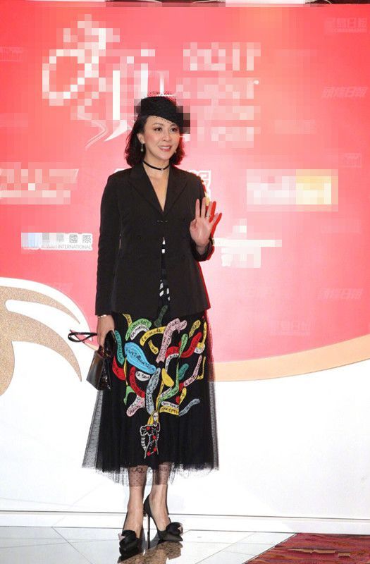 刘嘉玲真大胆，打底裤穿成了紧身裤，网友：难怪梁朝伟这么爱她