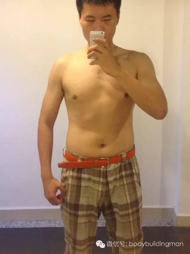 从握酒瓶到拿哑铃，他一年练出了腹肌!